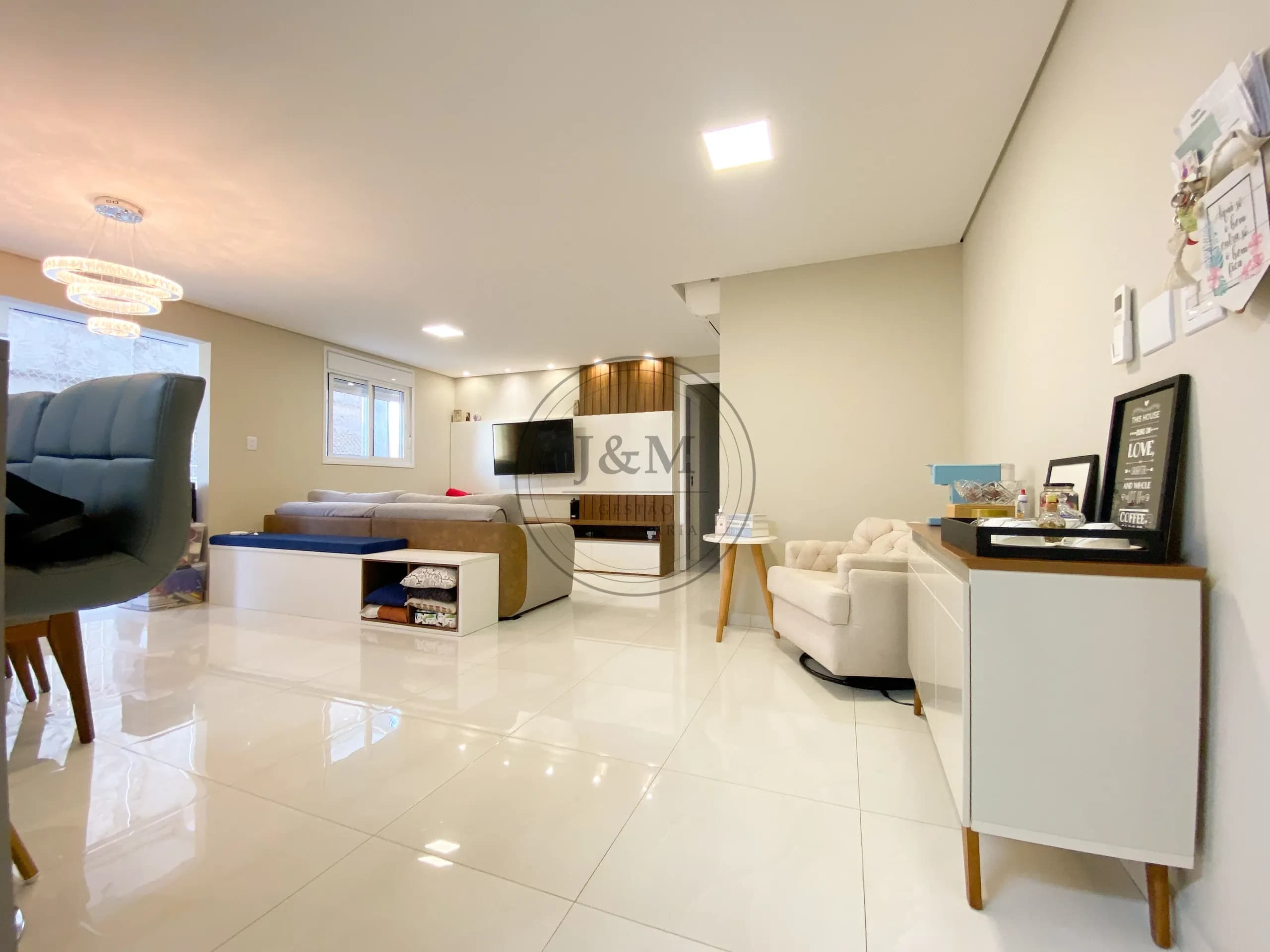 Apartamento na Vila Gumercindo: sala ampla com varanda, 2 vagas e depósito. Andar baixo.